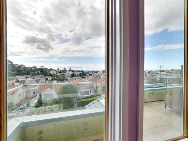 Building Photo - Stunning 4BR/3BA Home with Office, Laundry...
