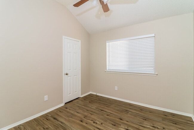 Building Photo - 808 Thorton Dr