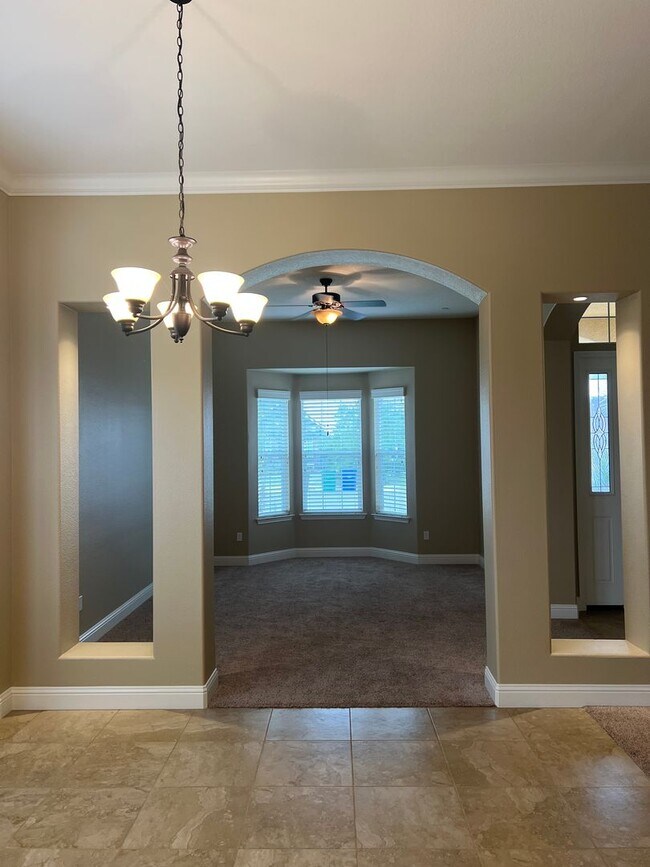 Building Photo - Beautiful Family Home