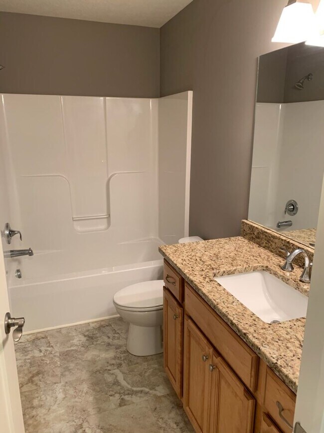 Building Photo - Beautiful 3 bedroom 2 1/2 bath home