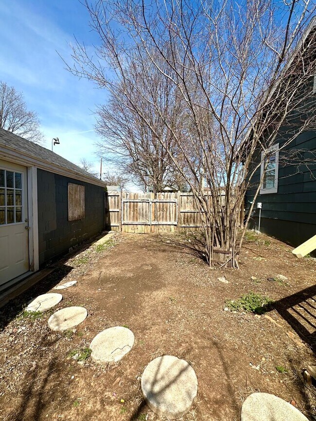 Building Photo - Spacious 4 Bed Home Near Bass Pro with Detached Garage & Fenced Yard