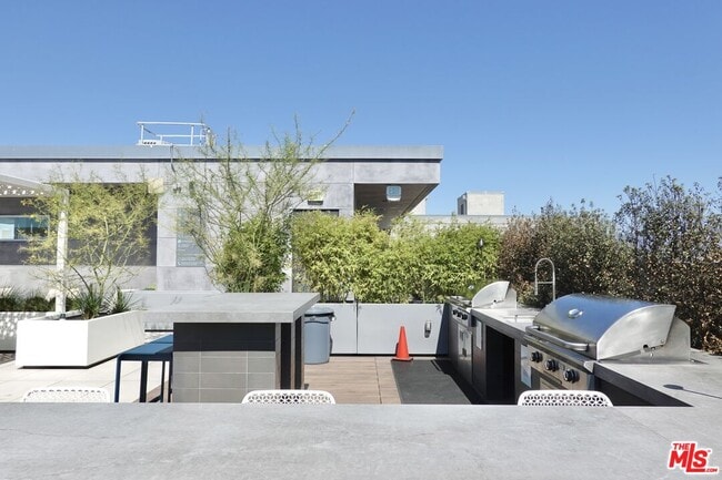 Building Photo - 527 Molino St