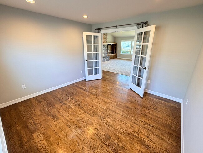 Building Photo - Luxury, golf course living with VIEWS! 3+ bed, 3 bath, three car garage and so much more!