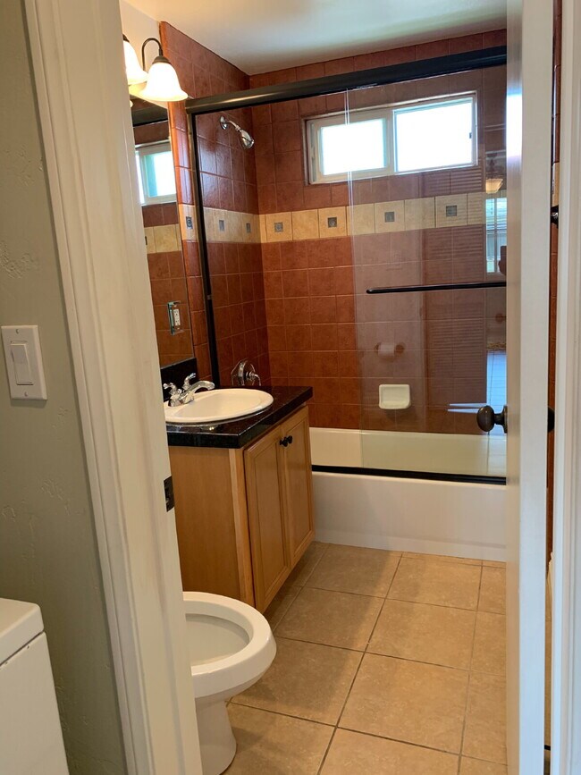 Building Photo - $2,400 - 1 Bed / 1 Bath Charming Condo in Hillcrest