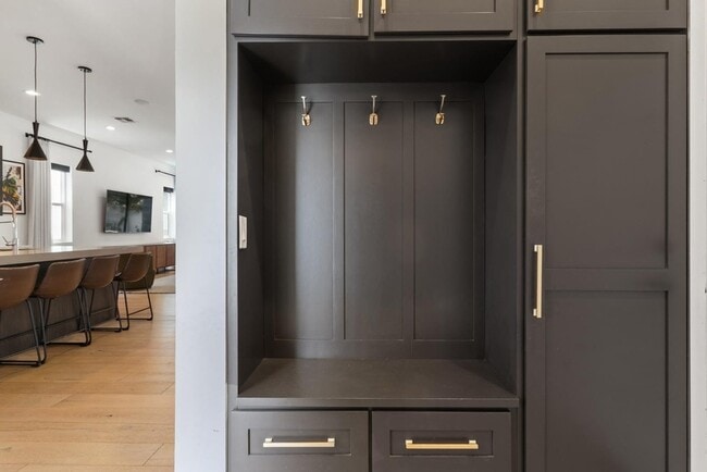 Building Photo - 4533 E Devonshire Ave