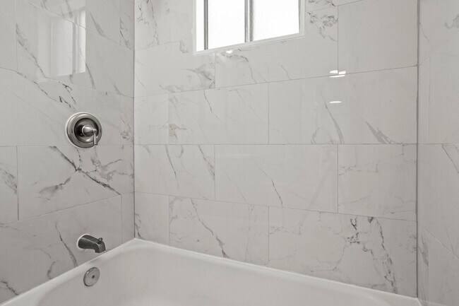 Building Photo - 2 Bed/1 Bath RENOVATED Apartment located i...