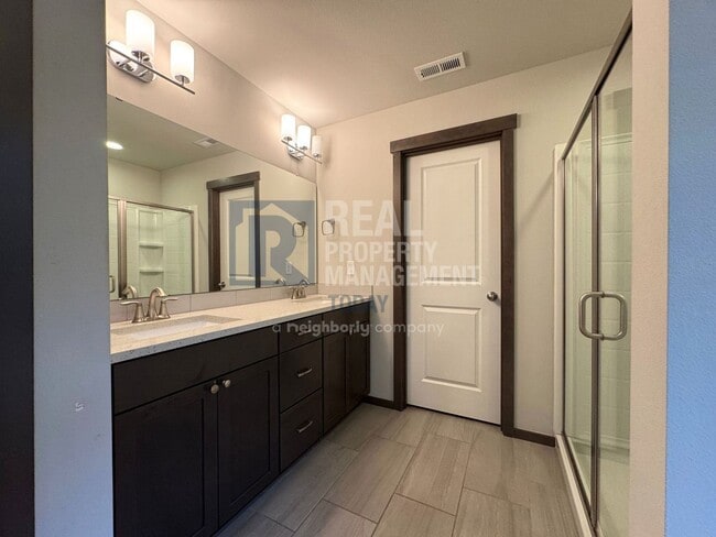 Building Photo - Stunning 5 Bedroom! Great Location!