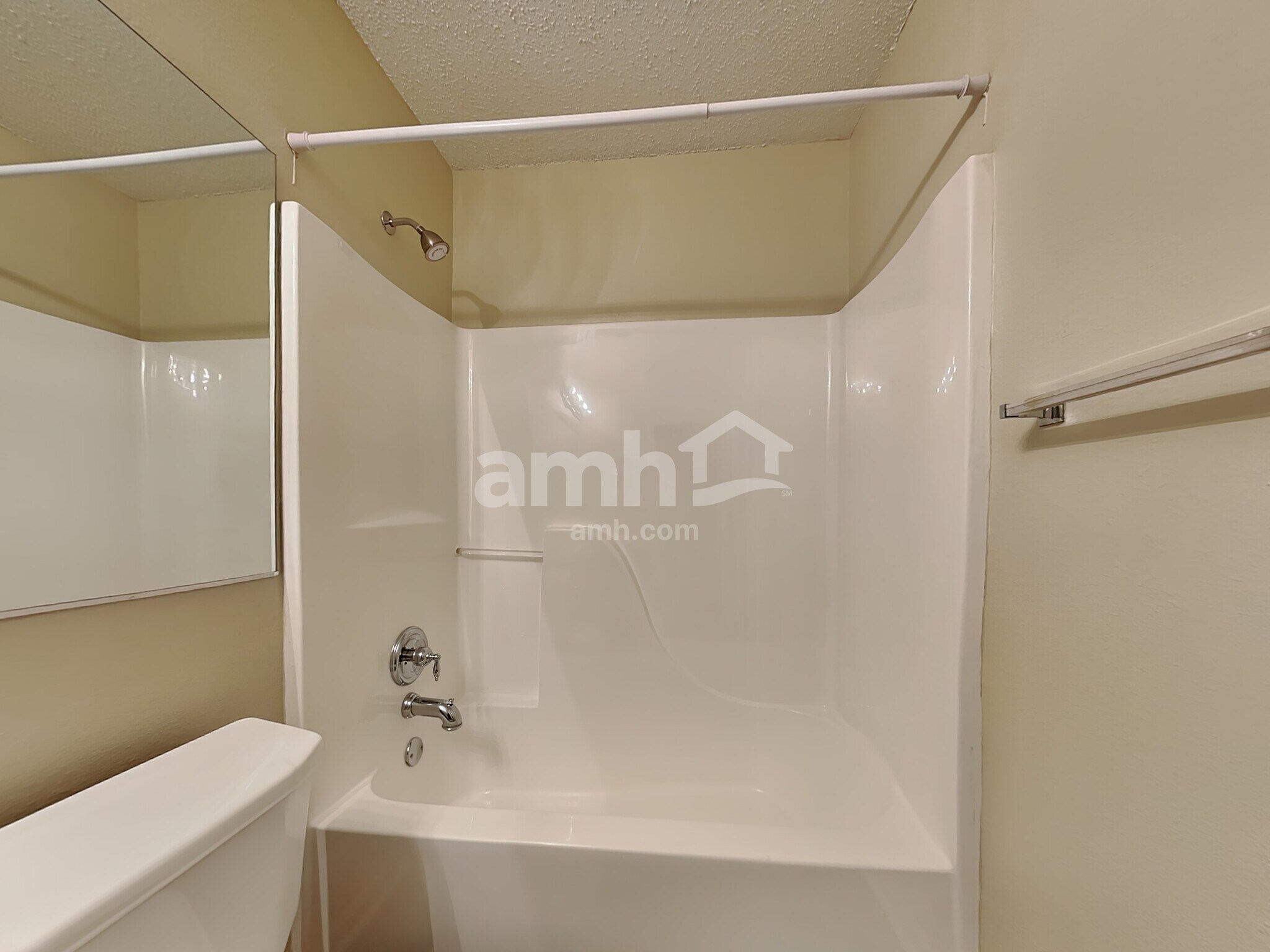 Building Photo - 1475 Round Lake Rd