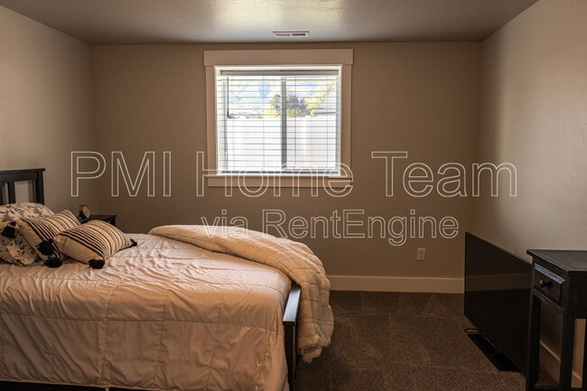 Building Photo - 1088 E 2475 N