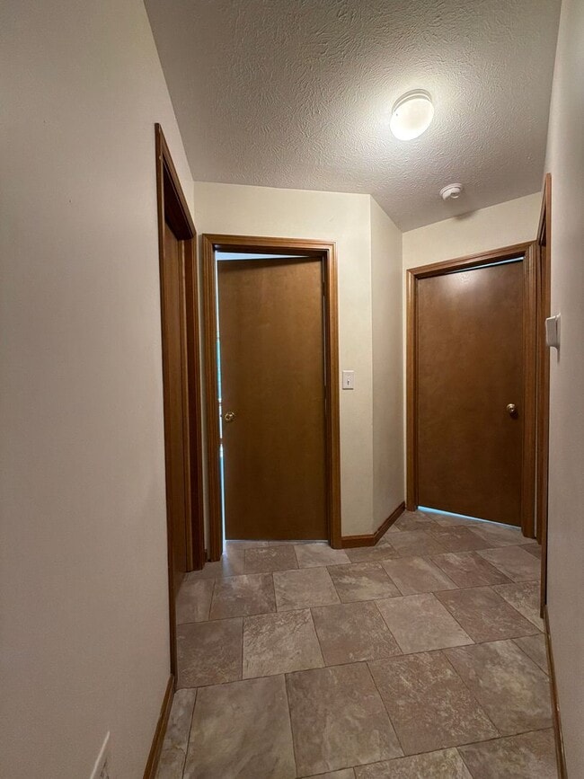 Building Photo - 819 Colonial Manor Dr