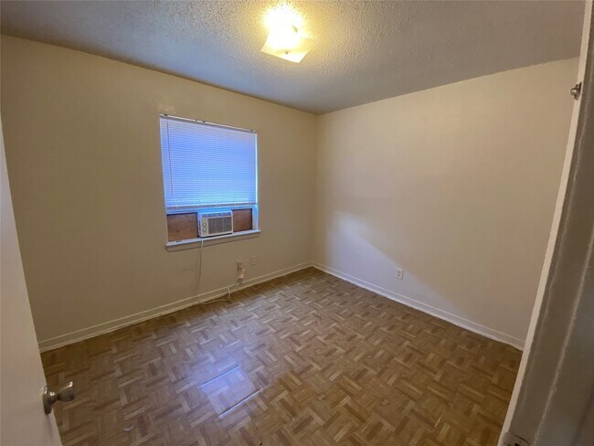 Building Photo - 4211 Rockingham St