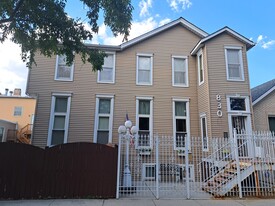 Building Photo - 830 W 37th St