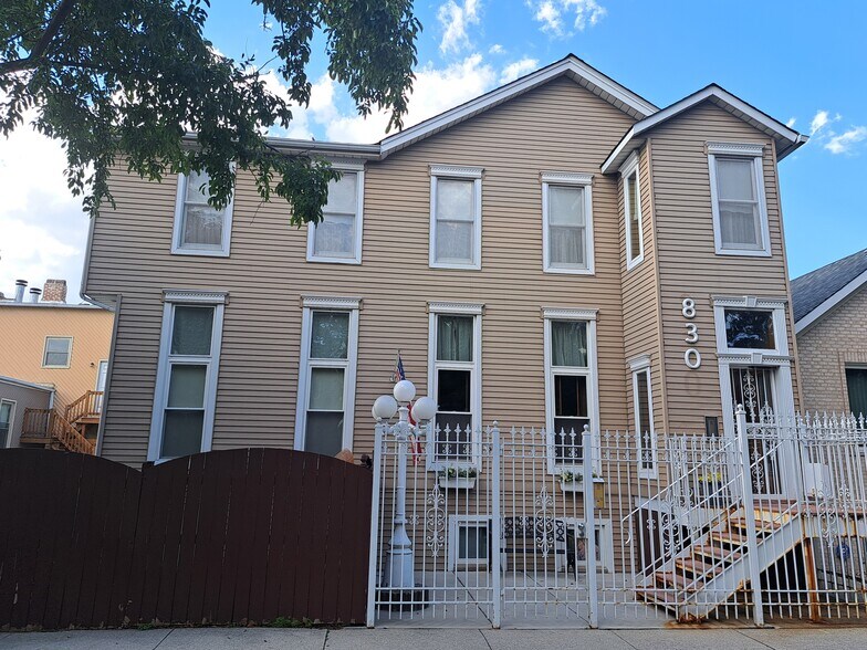 Primary Photo - 830 W 37th St