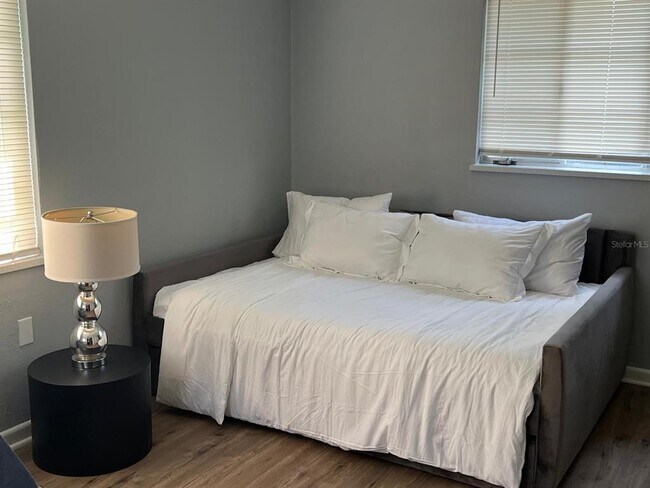 Building Photo - 905 W 11th Ave