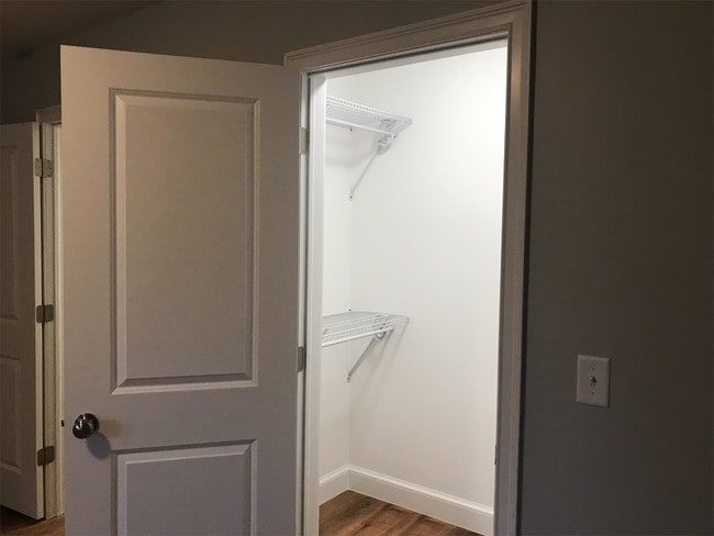 Building Photo - 2405 Rosa RoadRidge Manor Ct