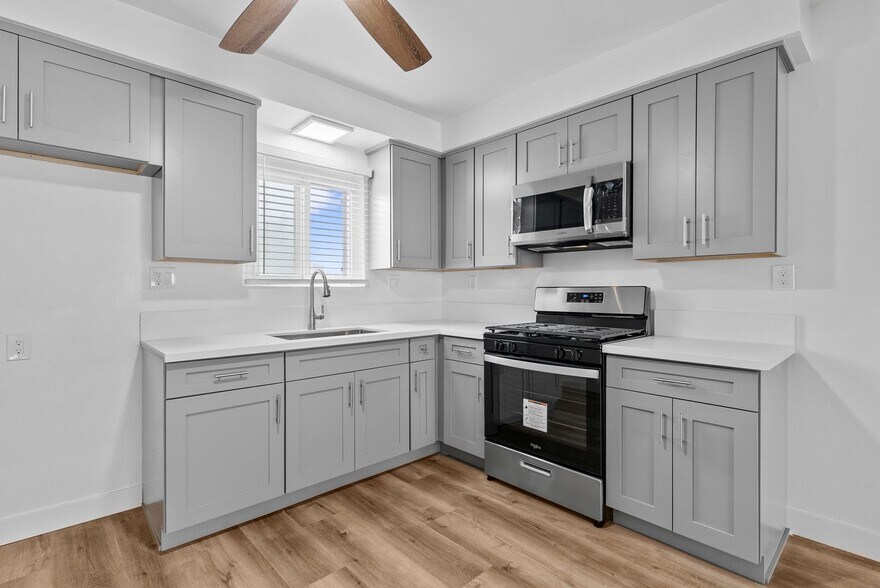 Building Photo - 112 E Buckthorn St