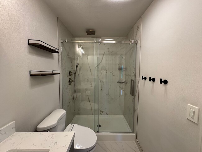 Building Photo - Beautiful Modern 3BD/2BA Home with AC & Pr...