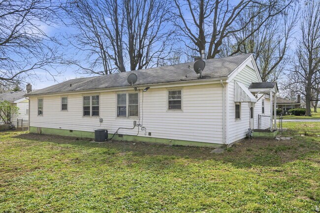 Building Photo - 1736 N Kentwood Ave