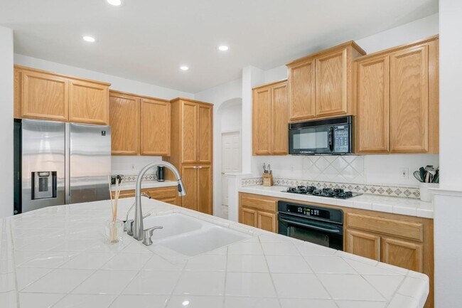 Building Photo - NOW AVAILABLE- COZY 3 BED, 2 BATH, 2 CAR GARAGE IN A QUIET NEIGHBORHOOD, NORTH NATOMAS