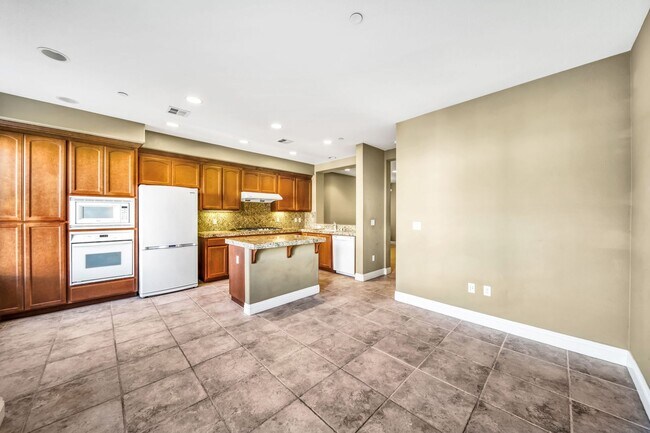 Building Photo - 3-Bedroom Townhome for Rent in Fremont!