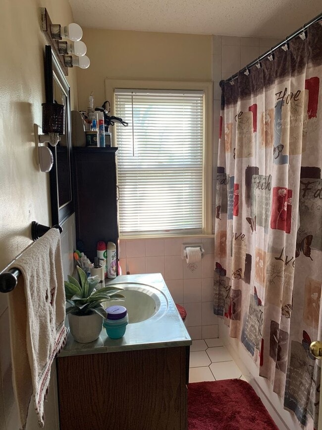 Building Photo - Beautiful 4 Bedroom 1 Bathroom in North Mi...