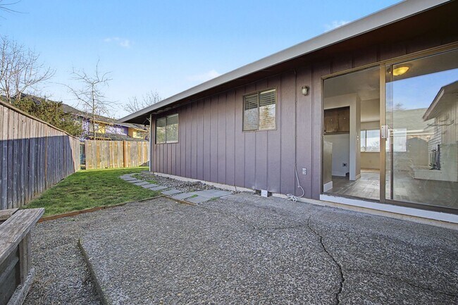 Building Photo - 421-423 Toliver Rd