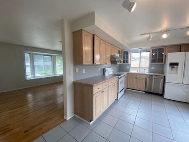 Building Photo - $3950 2520 SqFt, SFH/4BDR,2BA,office/Garag...