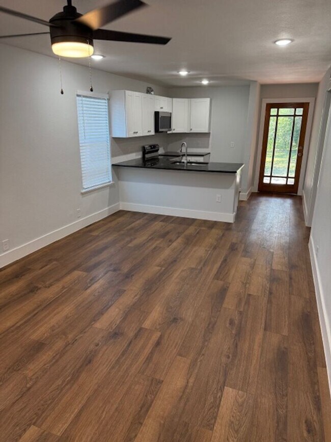 Building Photo - NIce 2 Bdrm 1 Bath Home near UNT and I-35E...