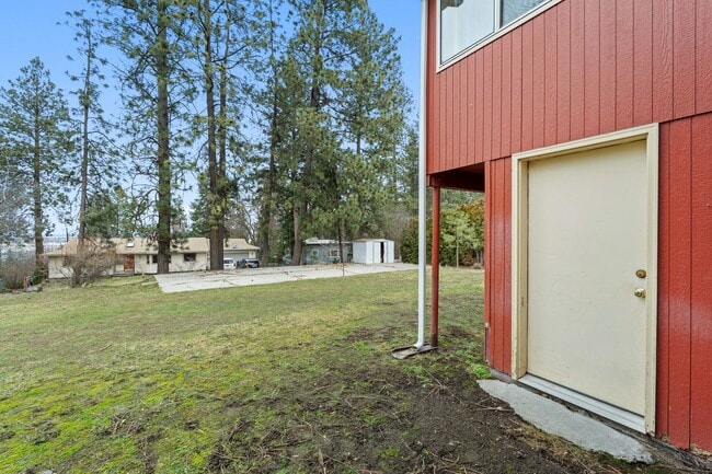 Building Photo - 5 Bed 2 Bath Spacious 3200 sq/ft Lower South Hill brick rancher property