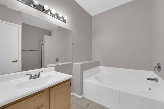 Building Photo - 5650 E Sahara Ave