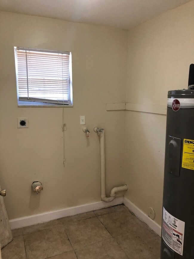 Building Photo - Large 5-2 house by Walmart