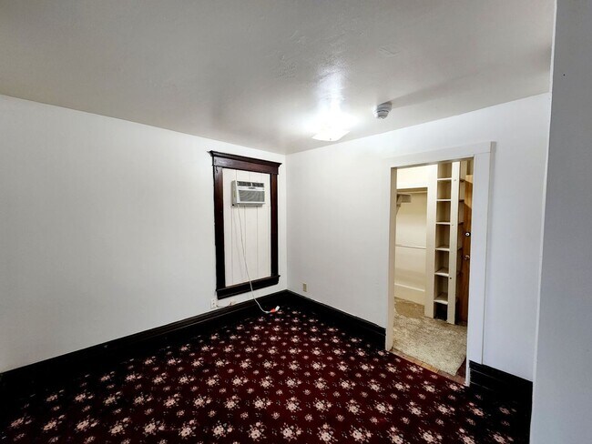 Building Photo - 5 Bedroom/ 2 Bathroom House - Downtown Available - 06/04/2026