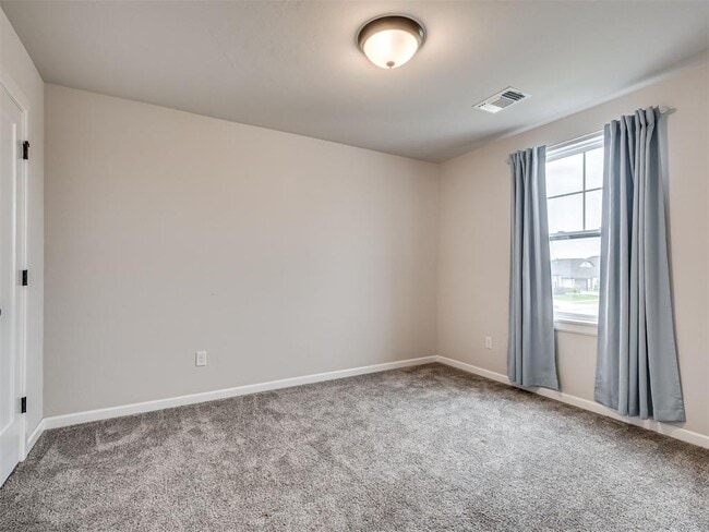 Building Photo - 915 Kings Canyon Rd