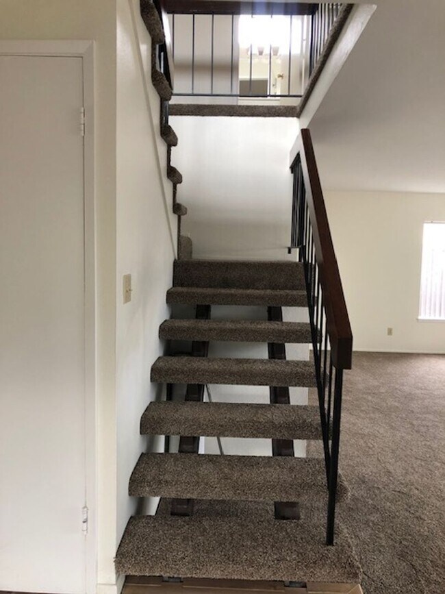 Building Photo - 4 Bed/2.5 Bath  Two Story Home in San Diego