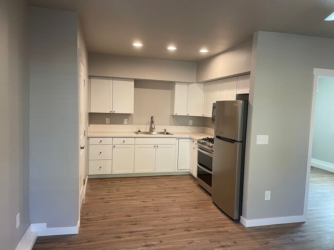 Building Photo - Available Now! 3 Bed/2 Bath Close to Downtown Lodi