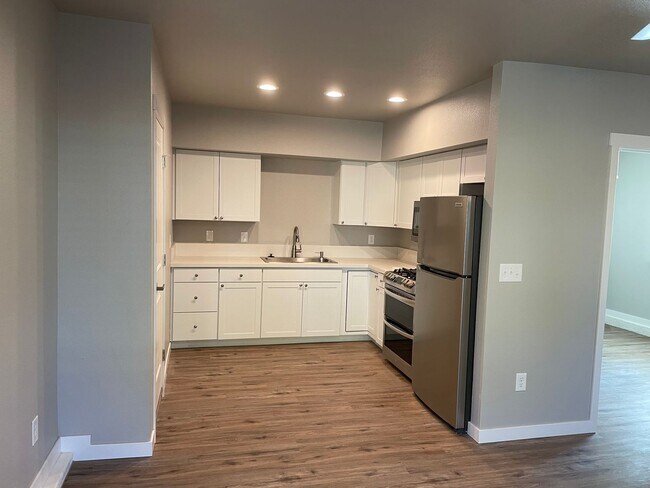 Building Photo - Available soon! 3 Bed/2 Bath Close to Downtown Lodi