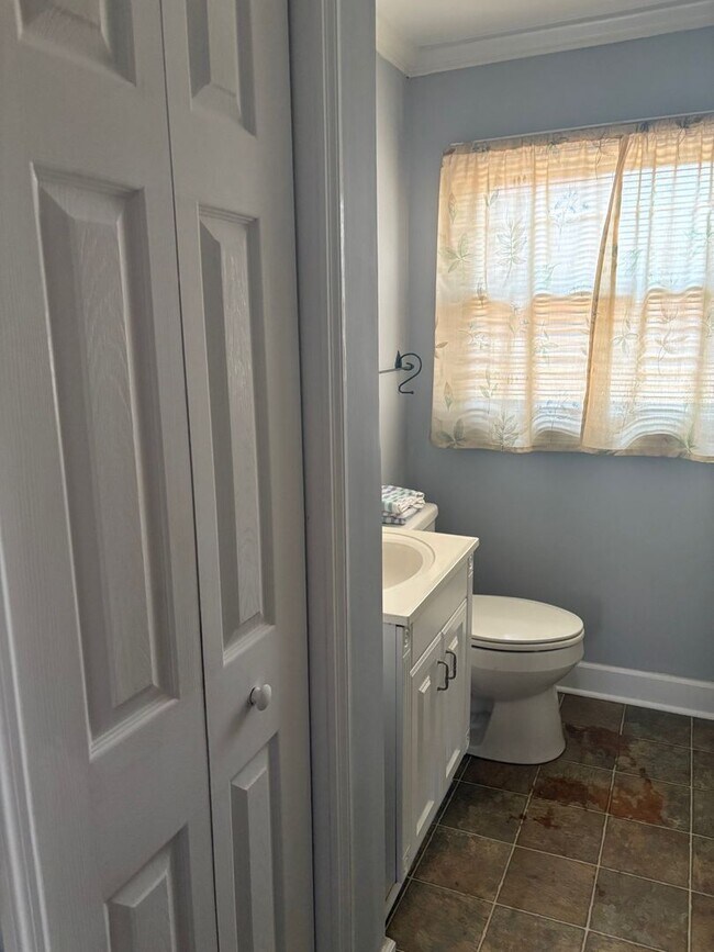 Building Photo - 3 Bedrooms and 1 Bathroom