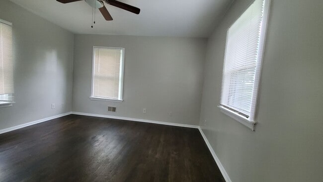 Building Photo - Beautifully updated and Spacious!  2 Bed H...