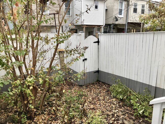 Building Photo - 25 N Montford Ave