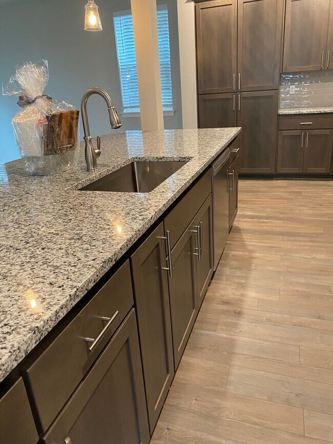 Building Photo - AVAILABLE NOW!!! 4BD/3BA - Pet friendly + Fenced Yard & Washer/Dryer Included - Great South Locat...