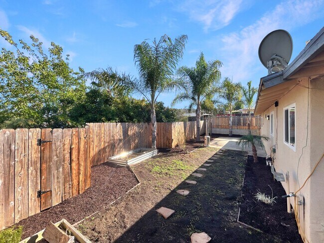 Building Photo - Beautiful 4BD/2BA W/ 2-Car Garage, AC, and...