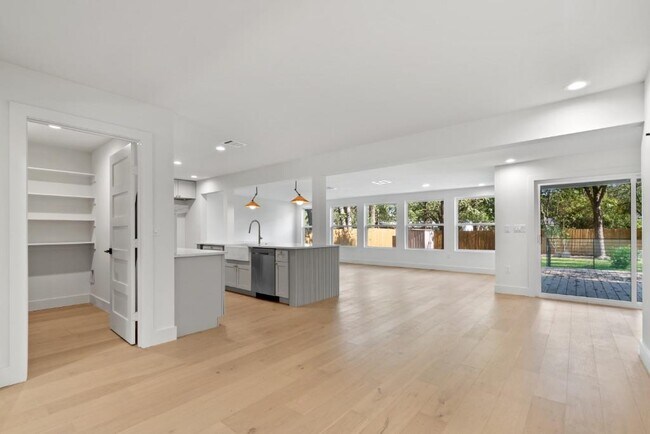 Building Photo - 1520 Villanova Dr