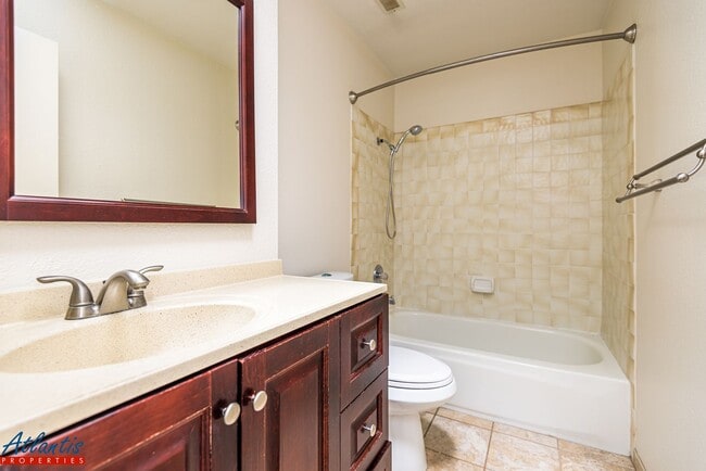 Building Photo - Live Oak Townhouse | Desirable Location