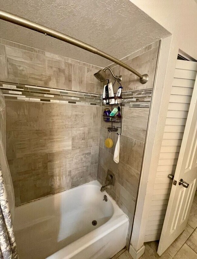 Building Photo - 1 bedroom Creekside Villas Townhome Near O...