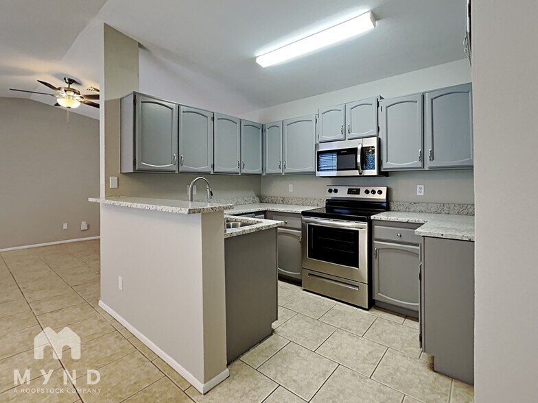 Building Photo - 16024 S Catalina St