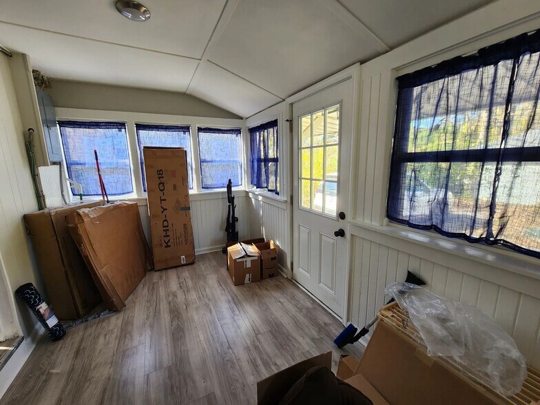 Building Photo - 1115 E 8th St