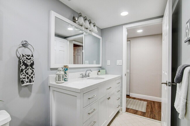 Building Photo - 20 Via Lago