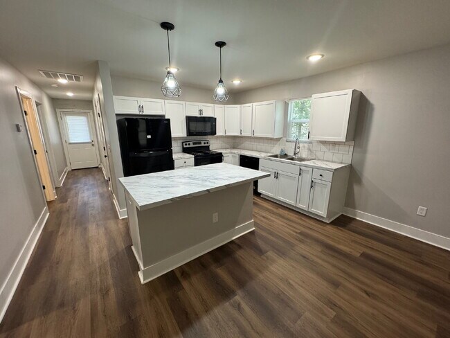Building Photo - Gorgeous, 3-bedroom Upstairs apartment wit...