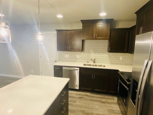 Building Photo - Beautiful Newer Home in Terrific Salmon Creek Location