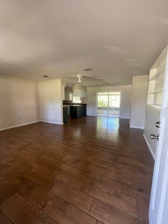 Building Photo - 3 Bed 2 Bath Home | Pet Friendly | Washer Dryer Hook Ups | Section 8 Welcome - New floors coming ...